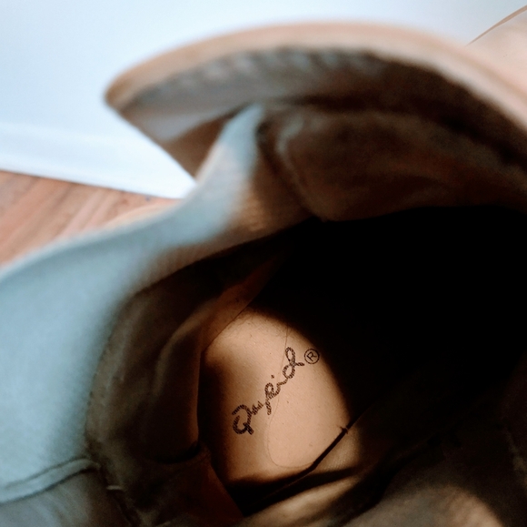 Qupid cream military style ankle boots with small platform.  Has some scuffs on - Picture 8 of 8